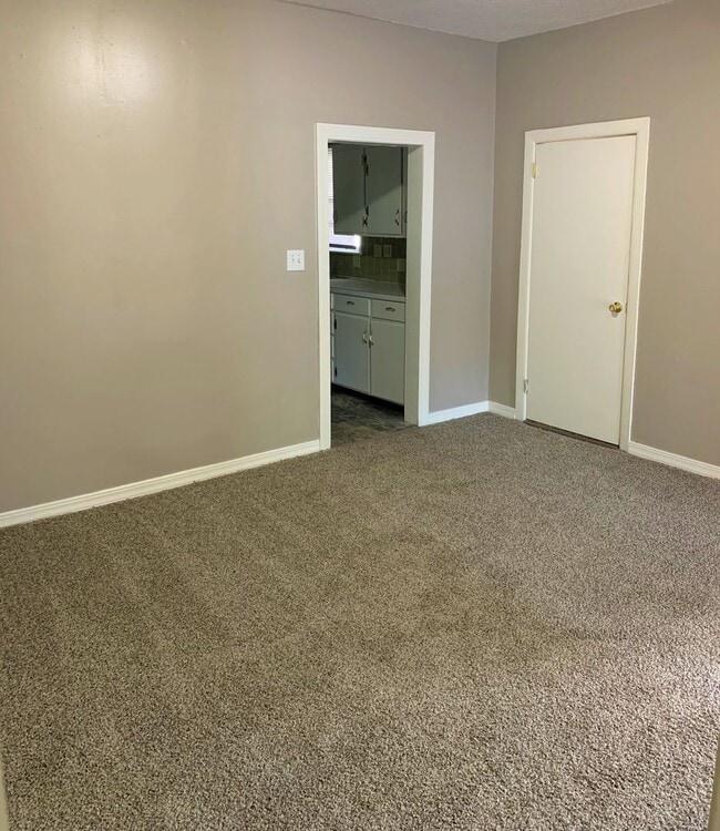 Building Photo - Large 3 Bed, 2 Bath House,  Bonus Room and...