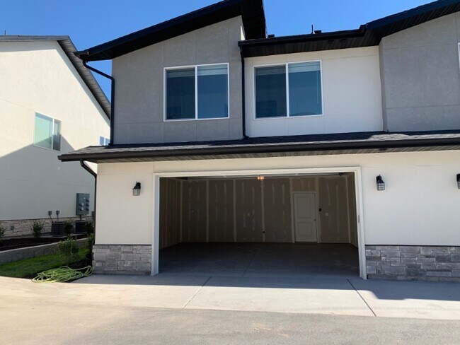 Building Photo - 440 W 85 S
