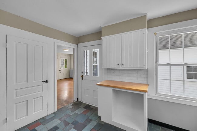 Foto del edificio - 1070 Enfield St