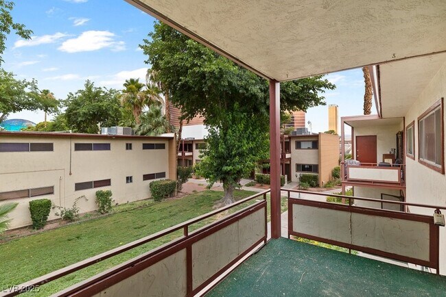 Foto del edificio - 350 E Desert Inn Rd