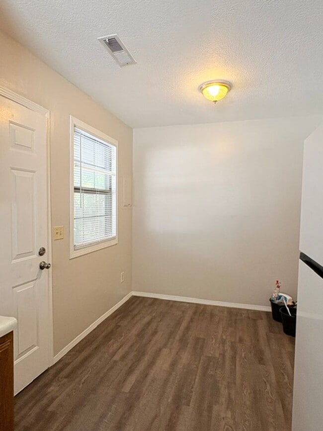 Building Photo - 531-C. N Oak Grove Ave