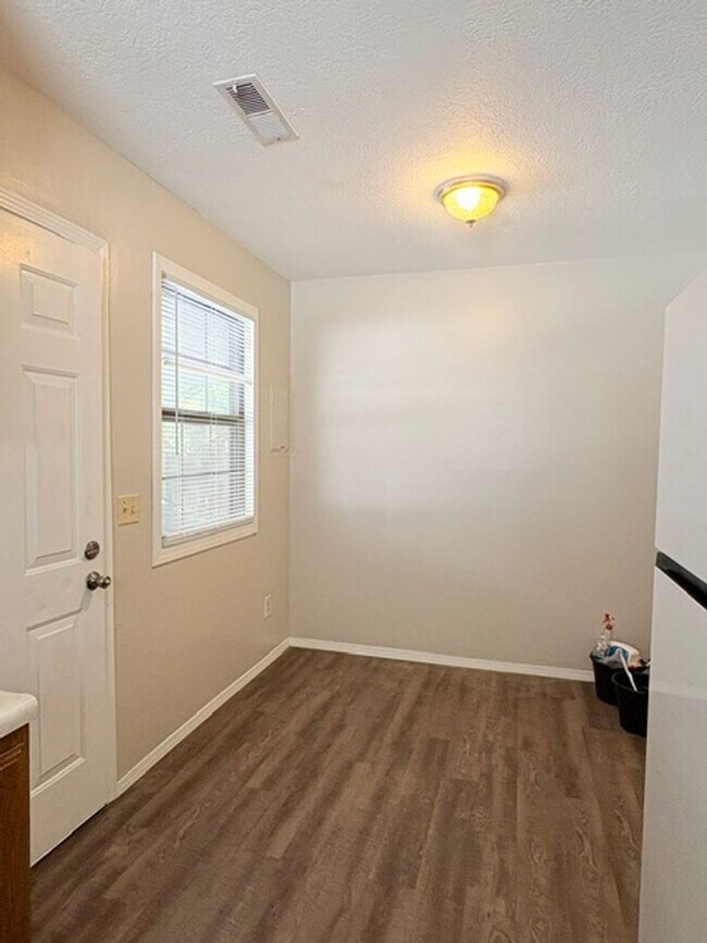 Foto del edificio - 531-C. N Oak Grove Ave