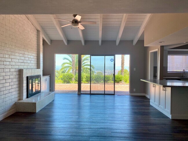 Foto del edificio - INCREDIBLE 5 BEDROOM 4 BATH HOUSE