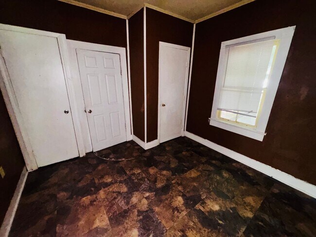 Building Photo - 3 Bedroom, 1 Bathroom House is Available Now!
