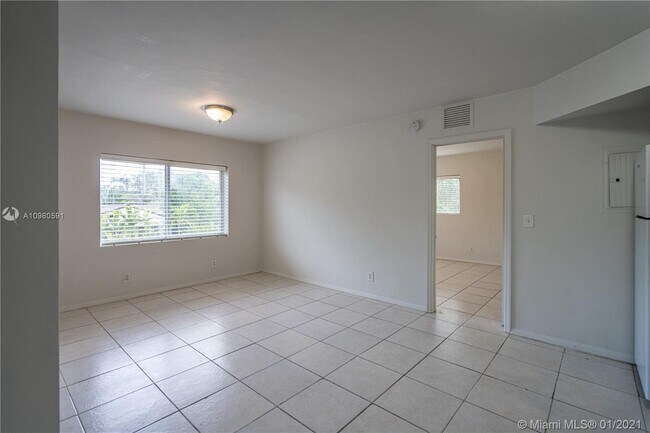 Foto del edificio - 666 NE 80th St