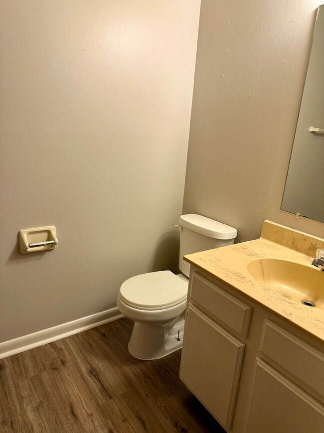 Foto del edificio - 2 bedroom/1 bath New paint and floors.