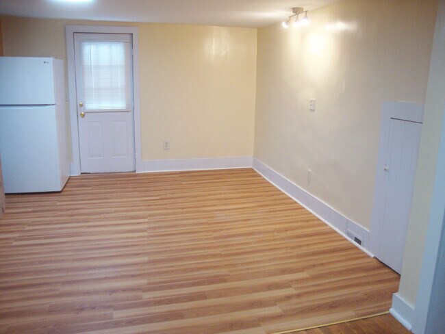Comedor con puerta de entrada. - 351 W Currant St