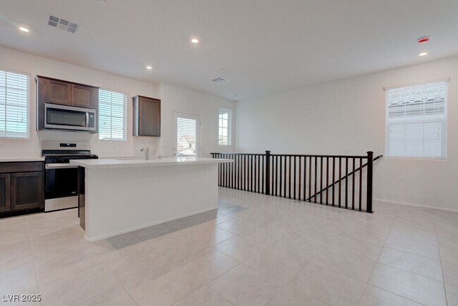 Building Photo - 633 Bellus Pl