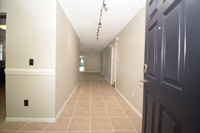Building Photo - 4/2 on Cul-de-sac Great quiet community Ea...