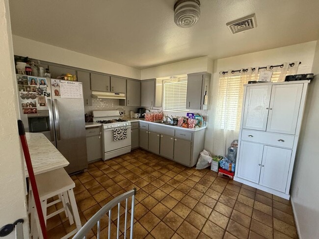 Foto del edificio - 458 N Lillie Ave