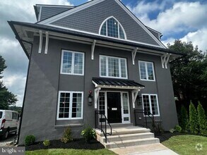 Building Photo - 215 E Linden St