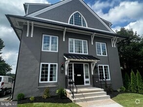 Building Photo - 215 E Linden St