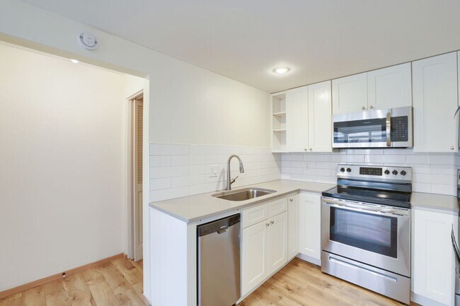 Foto del edificio - Open-Concept 1 Bedroom with Private Patio in the Heart of Madison Park!