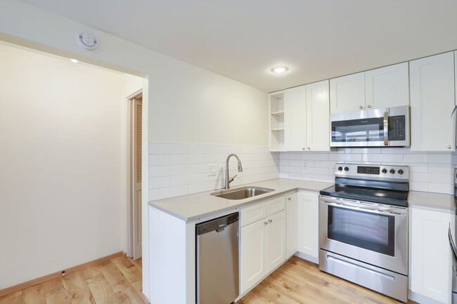 Building Photo - Open-Concept 1 Bedroom with Private Patio in the Heart of Madison Park!