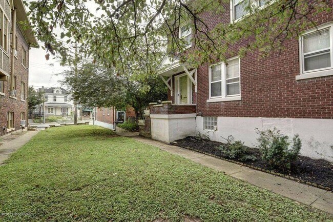 Building Photo - 1940 Maplewood Plz
