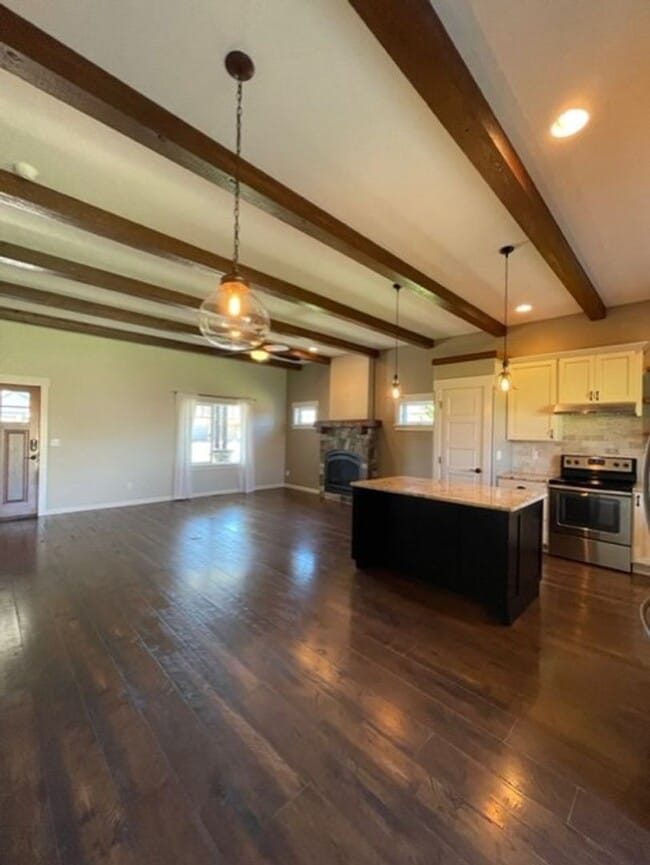 Building Photo - "PENDING" Custom Built 3 Bed/2 Bath Ranch ...