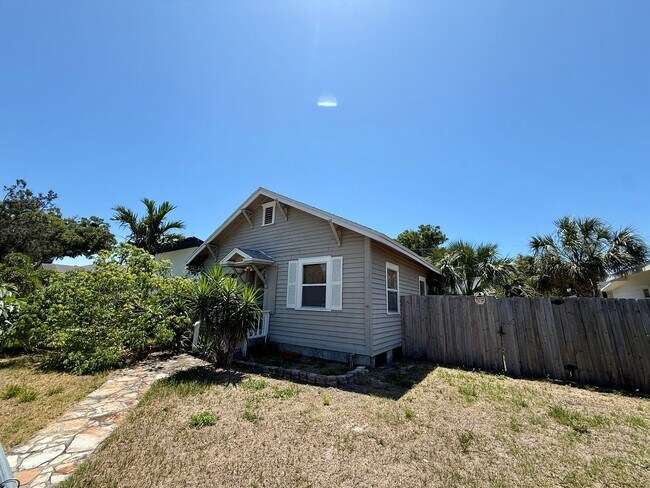 Foto del edificio - Charming bungalow 3/1 pet friendly blocks from Downtown St. Pete