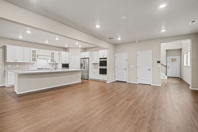 Foto del edificio - 4 bed 2.5 bath spacious home available for move in NOW