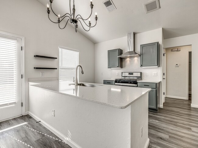 Building Photo - Charming Fully Renovated Home in Valencia ...