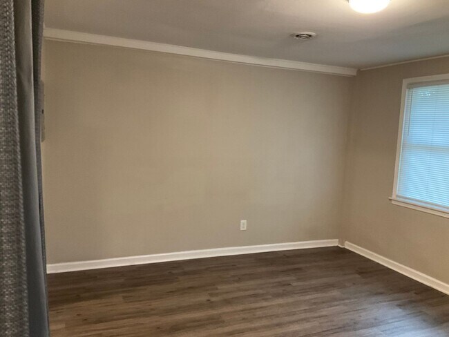Foto del edificio - This two bedroom one bath duplex is centrally located. Just minutes to area bases, beaches, shopp...