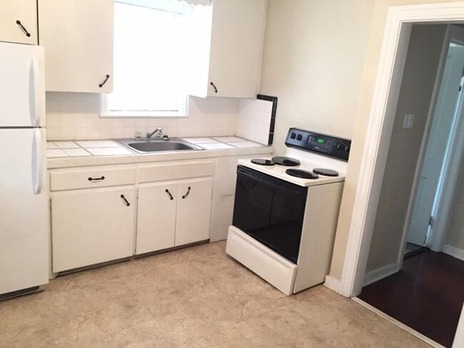 Building Photo - 2 Bedroom, 1 Bathroom Home for Rent in St Pete!