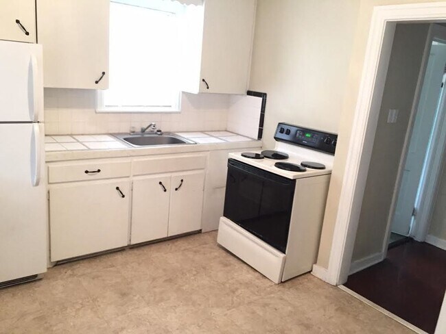 Foto del edificio - 2 Bedroom, 1 Bathroom Home for Rent in St Pete!