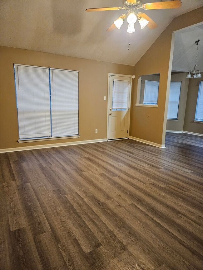 Building Photo - Available Now! MOVE IN SPECIAL $250 OFF FI...