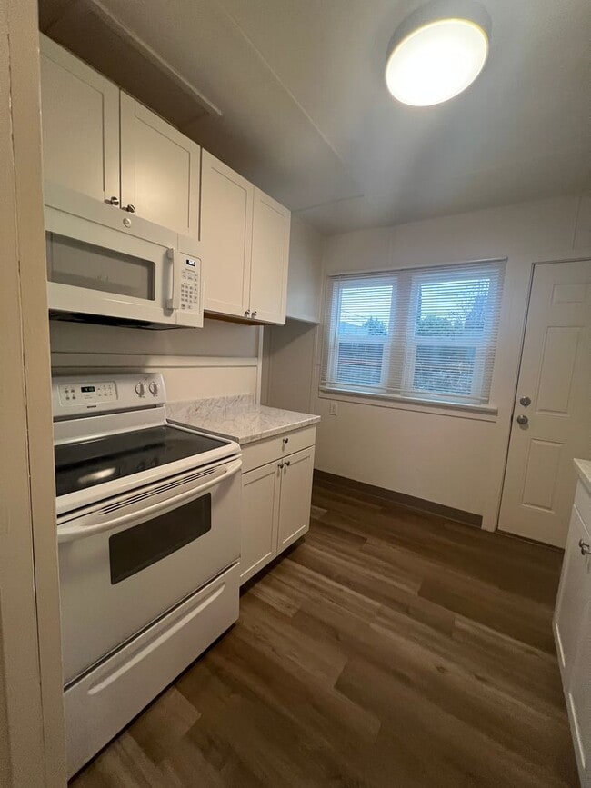 Building Photo - Cute, One bedroom duplex in Central Medfor...