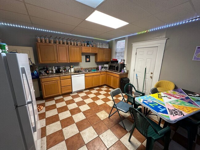 Foto del edificio - 4 Bedroom House Available Next to UC Campus