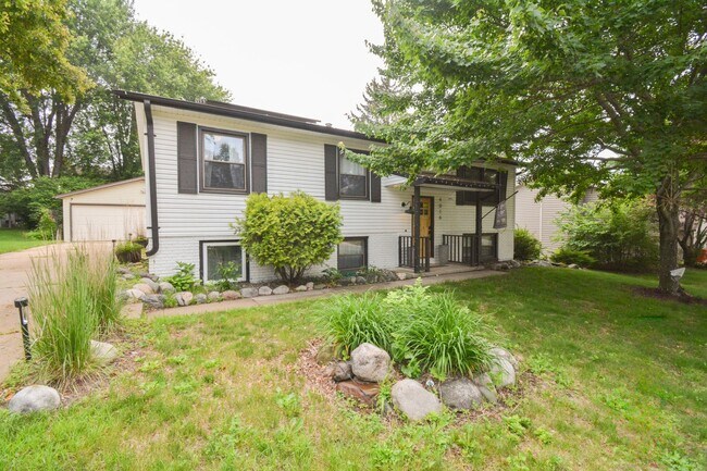 Foto del edificio - Charming 3-Bed, 2.5-Bath Split-Level Home ...
