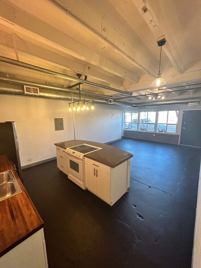 Building Photo - 1777 E 39th Ave