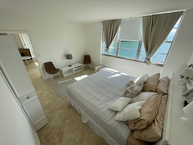 Building Photo - 905 Brickell Bay Dr