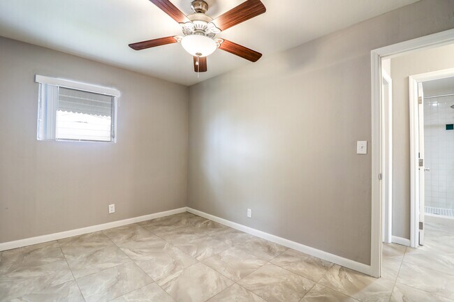 Foto del edificio - Charming 2Bedroom 2Bath Fully Renovated !