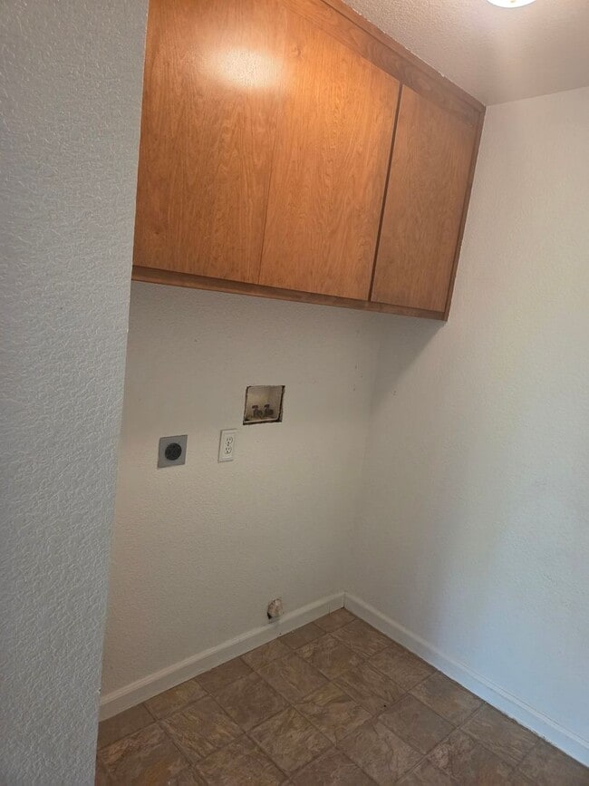 Building Photo - Nice townhouse in Anderson