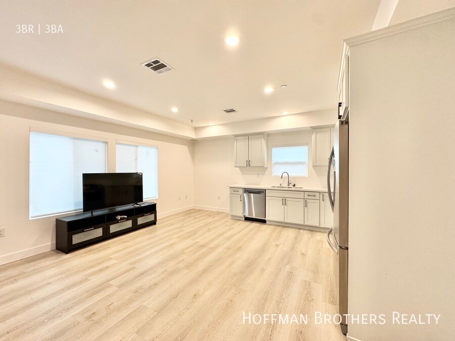 Foto principal - 14250 1/2 Roscoe Blvd-A