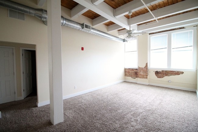 Building Photo - 1320 5th Ave