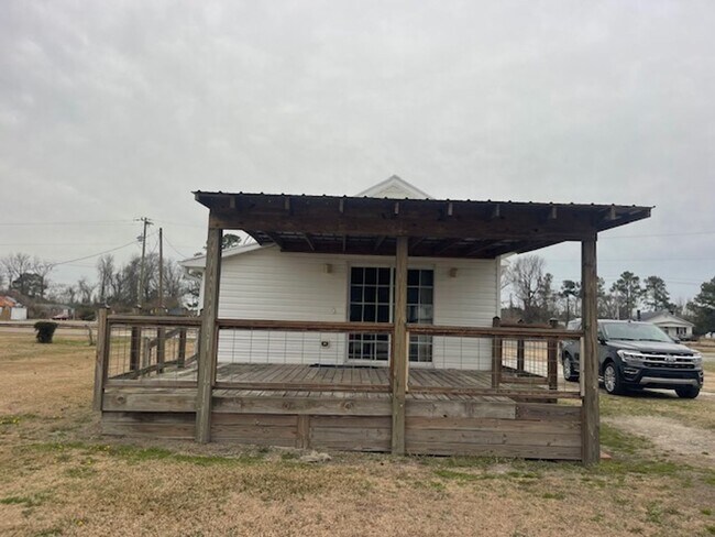 Building Photo - Country Living