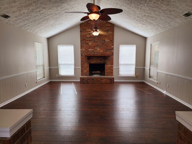Building Photo - *Now Available* 3 Bedroom, 2 bath home loc...
