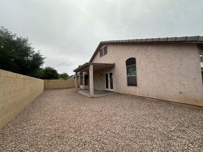Foto del edificio - Single-level 3-bedroom home in a desirable Chandler location featuring a 2-car garage and tile ro...