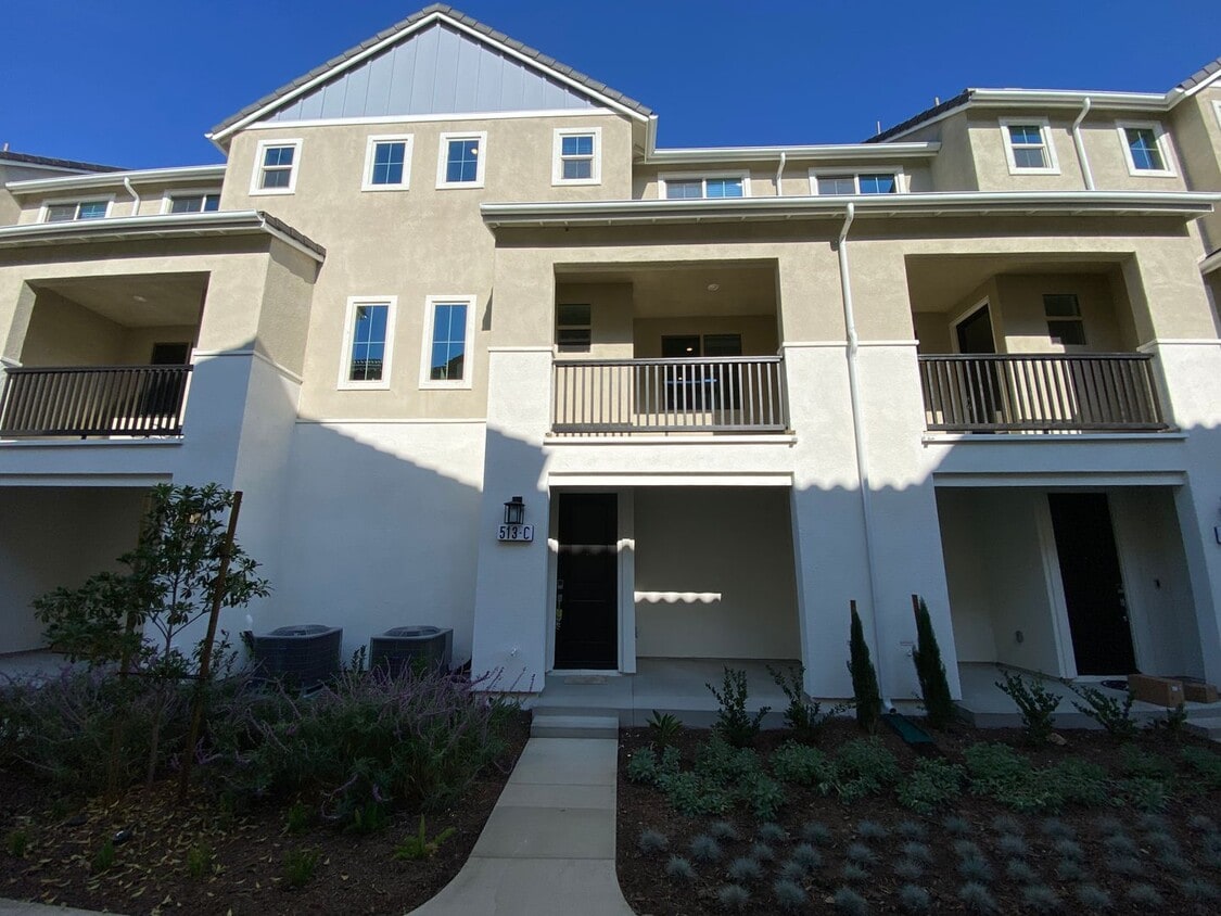Foto principal - Brand New West Covina Townhome!