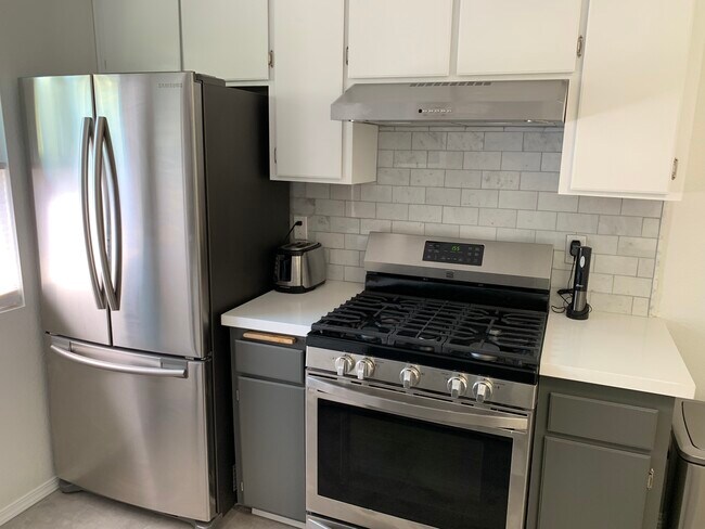 Stainless Steel Appliances - 4365 Louisiana St