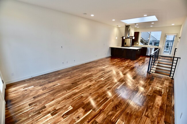Building Photo - Gorgeous Eastlake Townhome - Stellar Locat...
