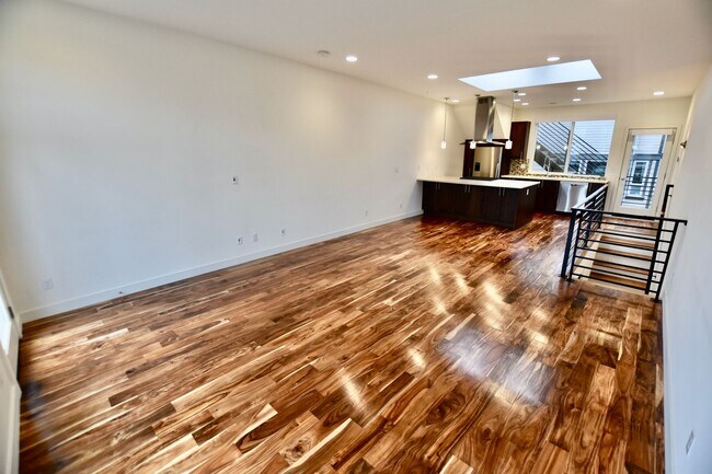 Foto del edificio - Gorgeous Eastlake Townhome - Stellar Locat...