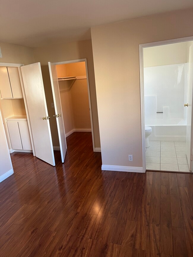 Building Photo - 10260 Plainview Ave