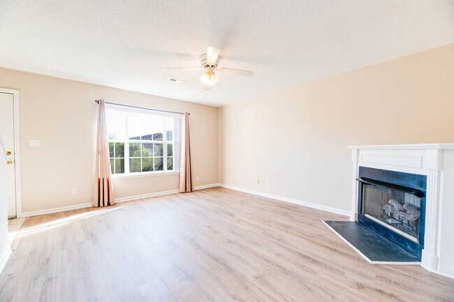 Amplia sala de estar con chimenea - 1216 Allen Rd