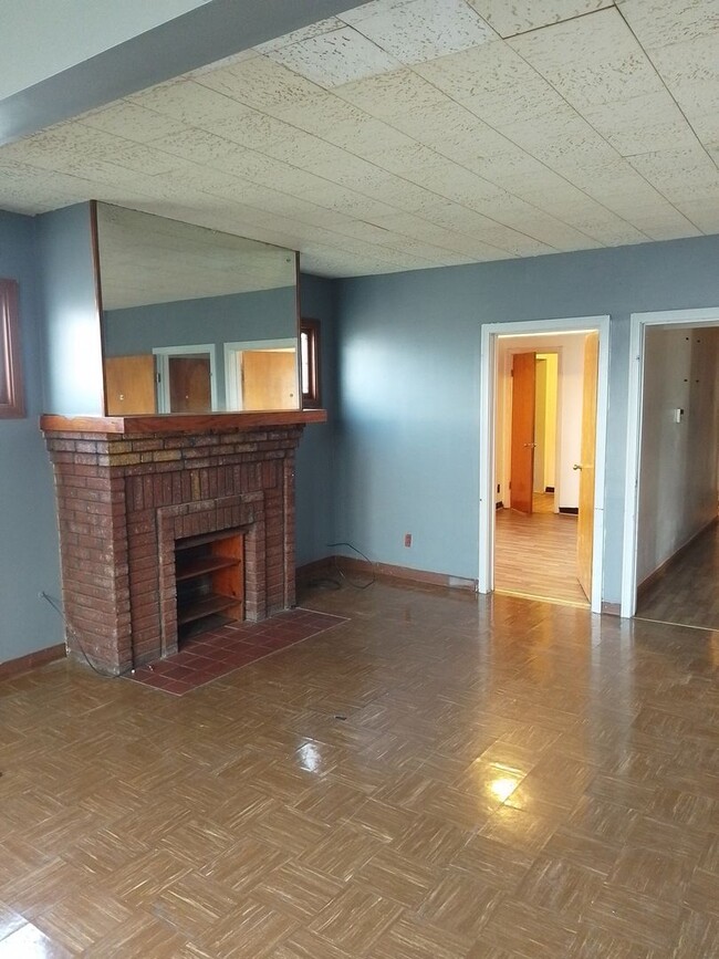 Building Photo - Charming 3BR Duplex in Buffalo