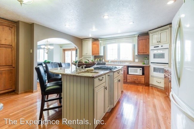 Building Photo - 5 br, 4.5 bath House - 1510 S Raymond Circle