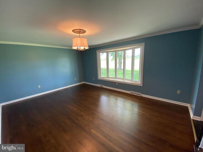 Building Photo - 70 Lerose Dr