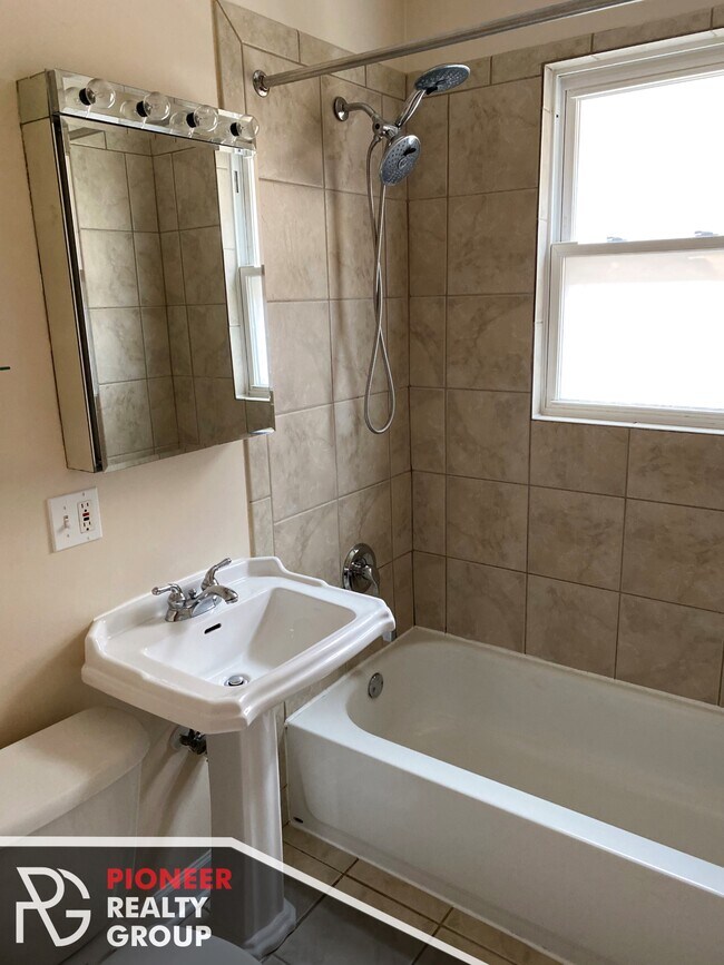 Building Photo - 628 W Roscoe St