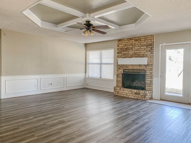 Foto del edificio - Sweet Spacious Home with a 2-Car Garage!